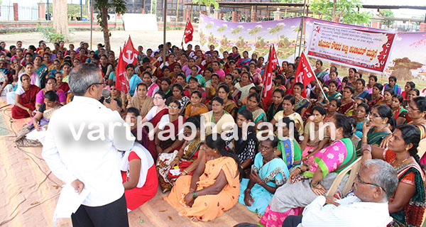 ಬೇಡಿಕೆ ಈಡೇರಿಕೆಗೆ ಆಗ್ರಹಿಸಿ ಬಿಸಿಯೂಟ ನೌಕರರಿಂದ ಧರಣಿ